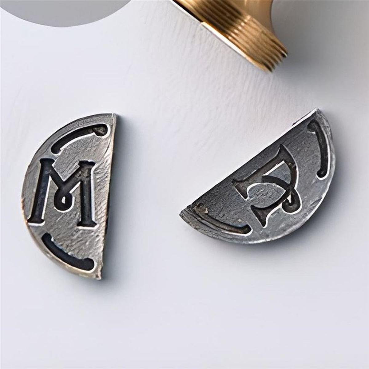 Sigillo mezzaluna iniziale singola